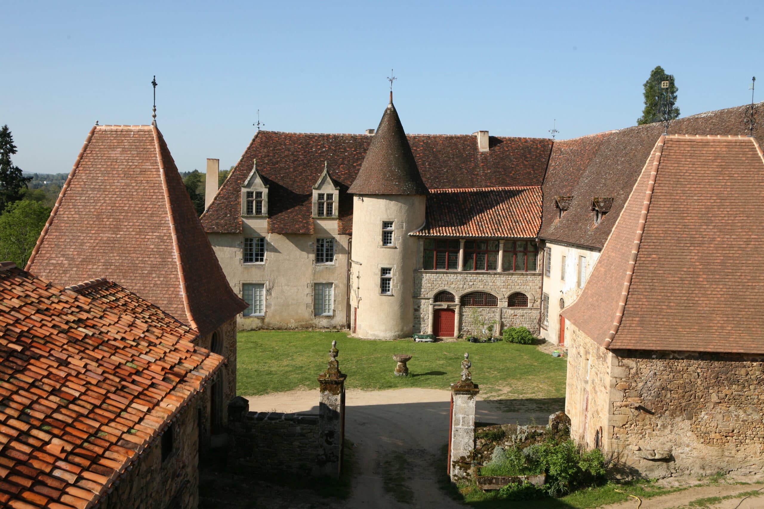 Cour du château de Losmonerie